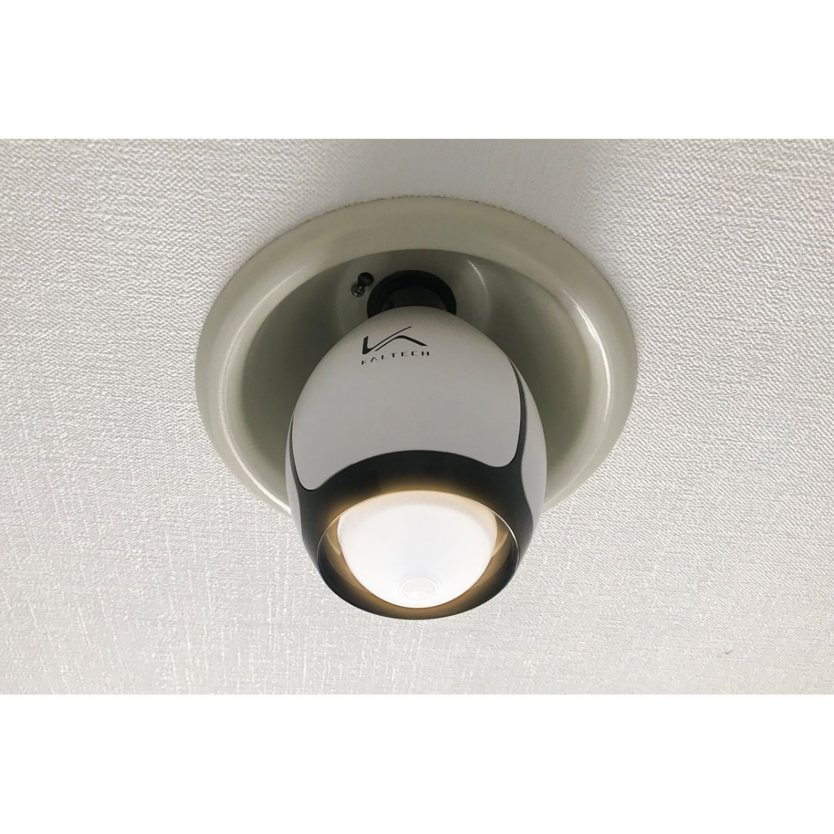 ご家庭の小空間を、電球を交換するだけでOK！脱臭LED電球＜電球